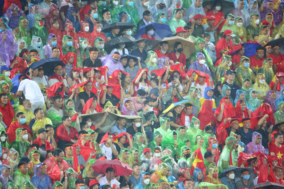 Trận đấu diễn ra khi thời tiết kh&ocirc;ng ủng hộ. Cơn mưa nặng hạt ảnh hưởng đến chất luợng của trận đấu. Người h&acirc;m mộ đội mưa cổ vũ cho U23 Việt Nam trước đối thủ U23 Philippines.