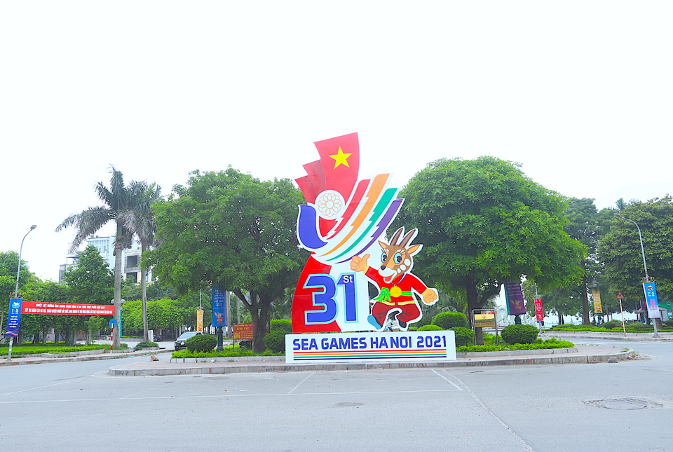 Cụm trang trí, truyên truyền SEA Games 31 tại phố Lạc Long Quân, quận Tây Hồ. Ảnh: Lại Tấn