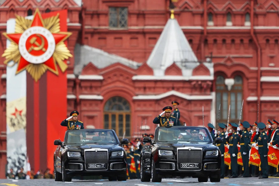Bộ trưởng quốc phòng Nga Sergei Shoigu (phải), và Tổng tư lệnh các lực lượng bộ binh Nga,thượng tướng Oleg Salyukov,trong buổi duyệt binh mừng Ngày chiến thắng. Ảnh: Reuters