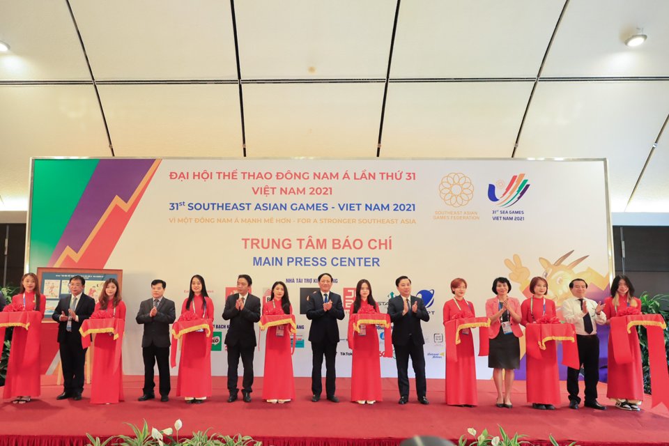 Các đại biểu tham dự buổi lễ cắt băng khánh thành Trung tâm báo chí của SEA Games 31. Ảnh: Ngọc Tú