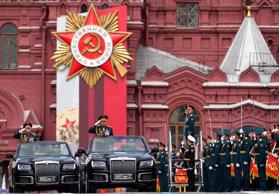 Bộ trưởng Quốc ph&ograve;ng Nga, Đại tướng Sergey Shoigu, đ&atilde; c&oacute; mặt trong cuộc duyệt binh do Tổng tư lệnh Lực lượng Mặt đất Oleg Salyukov chỉ huy.