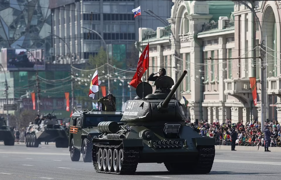 Năm nay, Lễ diễu h&agrave;nh Chiến thắng của Nga tr&ecirc;n Quảng trường Đỏ ở Moscow c&oacute; sự tham gia của 11.000 qu&acirc;n v&agrave; 131 hạng mục qu&acirc;n sự v&agrave; kh&iacute; t&agrave;i đặc biệt.&nbsp;Theo truyền thống, một chiếc xe tăng T-34 huyền thoại dẫn đầu tại Lễ diễu binh Ng&agrave;y Chiến thắng.