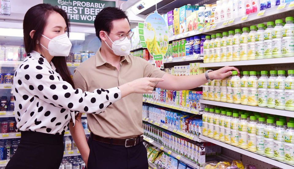 Người tiêu dùng mua sản phẩm nước tươi Oh Fresh tại siêu thị