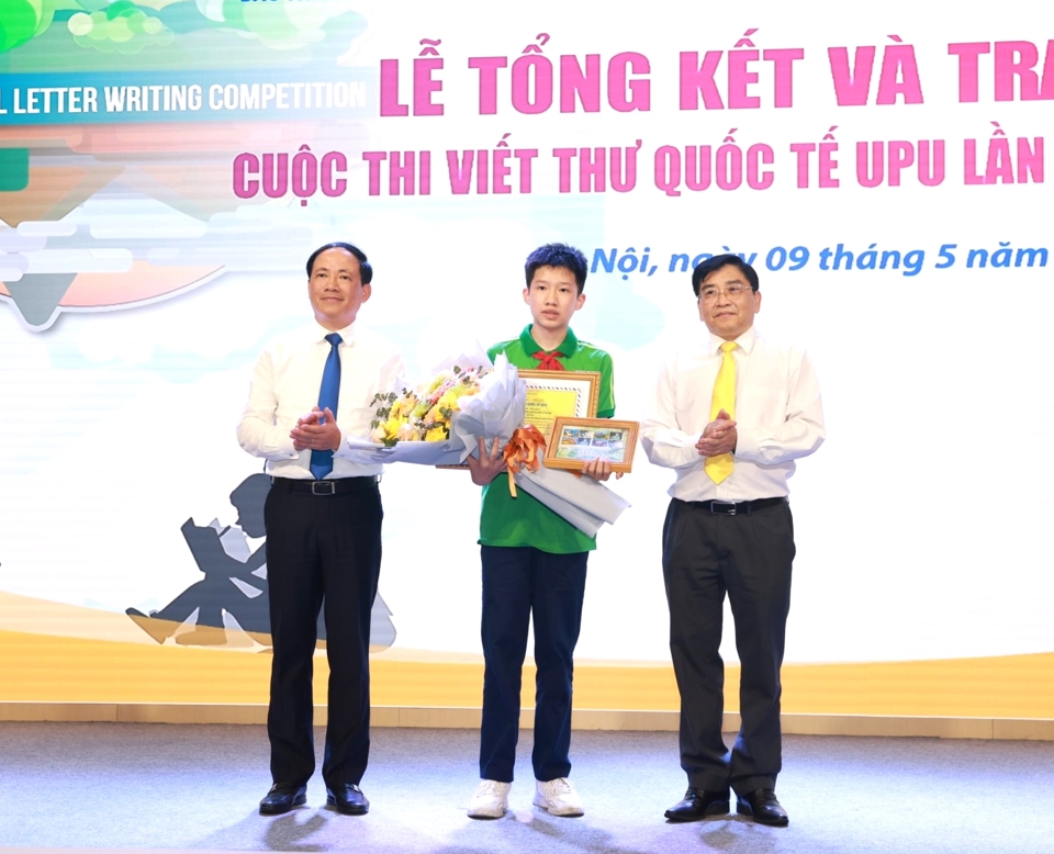 Đại diện Ban tổ chức trao giải Nhất cho em Nguyễn Bình Nguyên