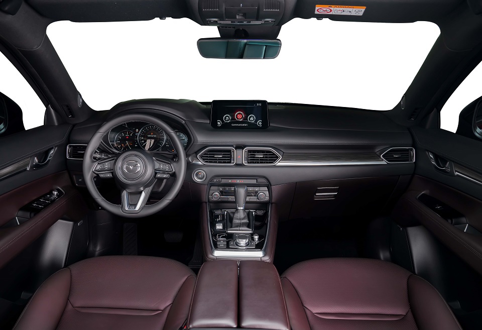 L&agrave; một thương hiệu c&oacute; y&ecirc;u cầu khắt khe về chuẩn mực thiết kế nội thất, c&aacute;c chi tiết b&ecirc;n trong New Mazda CX-8 được chăm ch&uacute;t tỉ mỉ.
