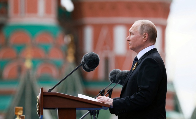 Tổng thống Vladimir Putin ph&aacute;t biểu tại lễ diễu binh. Ảnh:&nbsp;Reuters.