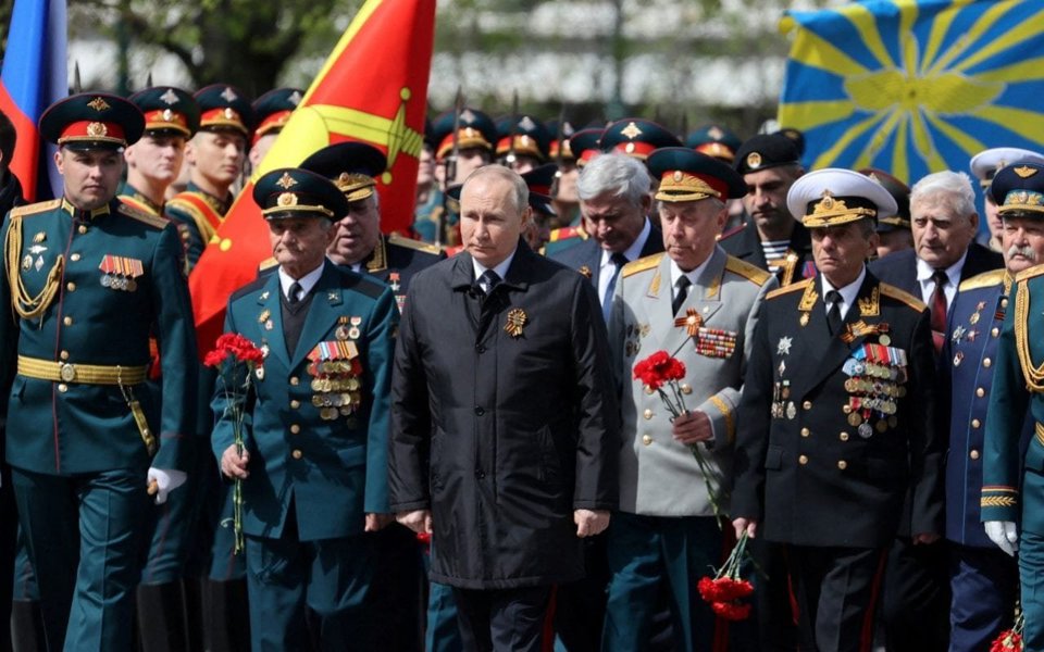 Sau lễ duyệt binh tại Quảng trường Đỏ, Tổng thống Vladimir Putin đặt hoa tại Mộ Chiến sĩ V&ocirc; danh.