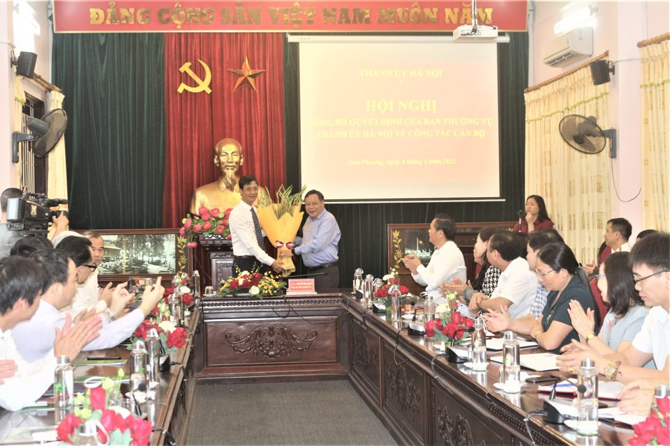 Phó Bí thư Thành ủy Nguyễn Văn Phong trao Quyết định cho ông Lê Thanh Nam.