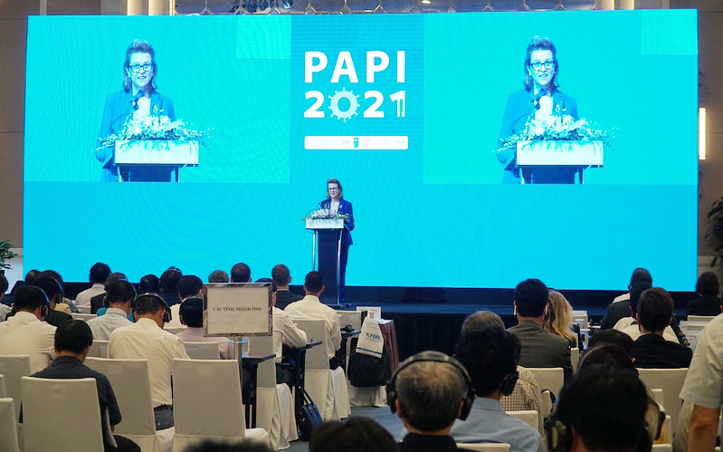 B&agrave; Caitlin Wiesen - Đại diện thường tr&uacute; UNDP tại Việt Nam ph&aacute;t biểu tại buổi c&ocirc;ng bố Chỉ số PAPI năm 2021.