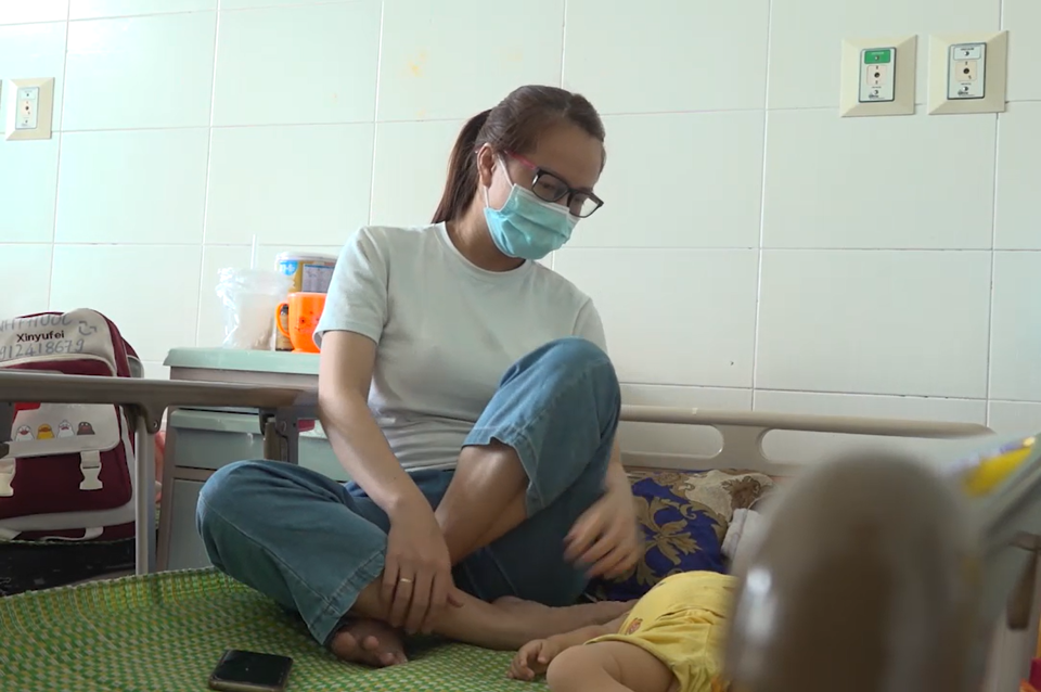 Bệnh nhi mắc tay ch&acirc;n miệng đang điều trị tại bệnh viện Sản - Nhi Quảng Ng&atilde;i.