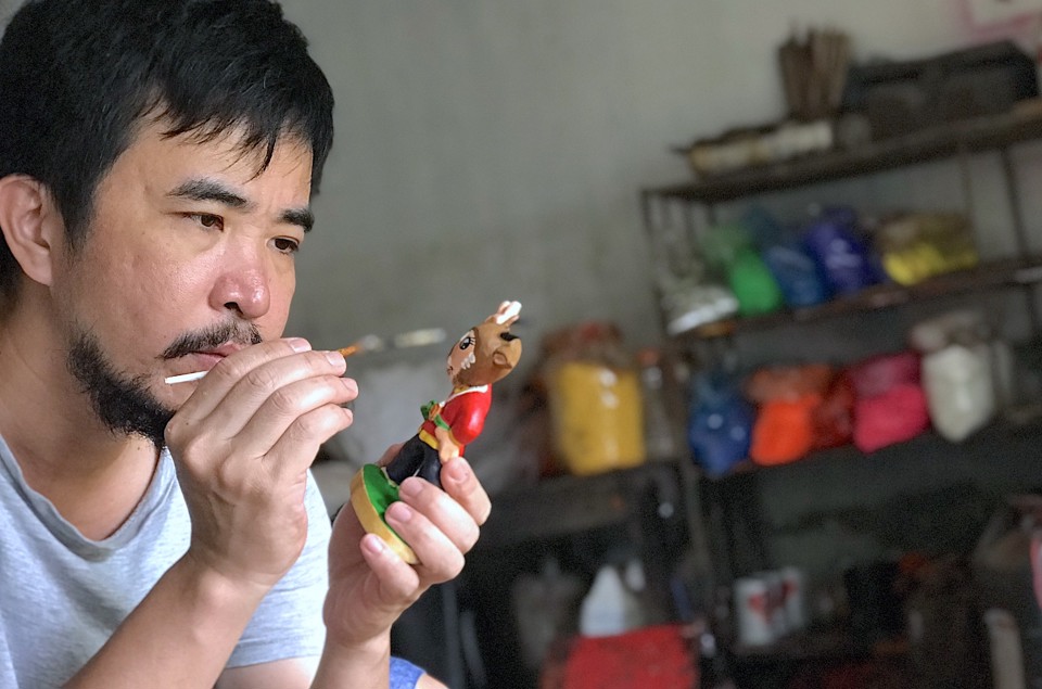 Nghệ nhân Nguyễn Tấn Phát tạo tác linh vật Sao La của SEA Games 31.