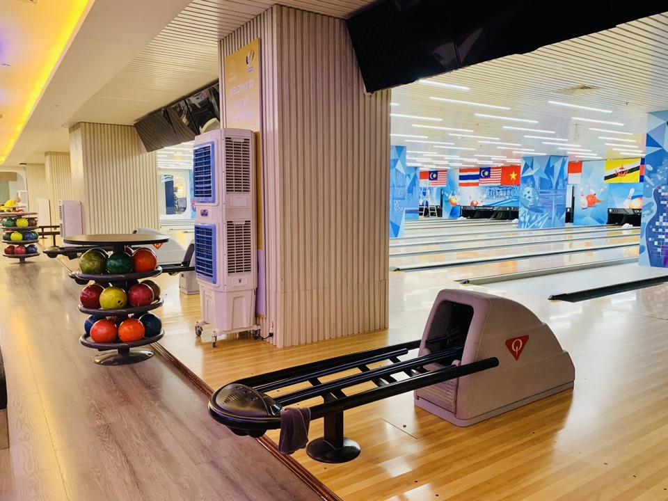 Khu Bowling của HeroWorld gồm 12 l&agrave;n, được thiết kế đường băng, b&oacute;ng, pin v&agrave; c&aacute;c loại m&aacute;y m&oacute;c theo chuẩn quốc tế