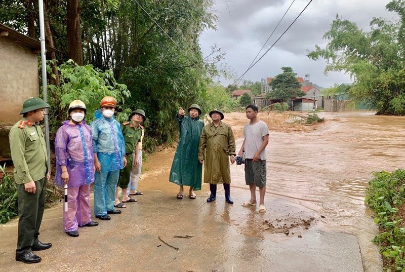 Đo&agrave;n c&ocirc;ng t&aacute;c của huyện Lục Ngạn (tỉnh Bắc Giang) kiểm tra c&ocirc;ng t&aacute;c ứng ph&oacute; mưa lũ. Ảnh: Vũ Tiến.