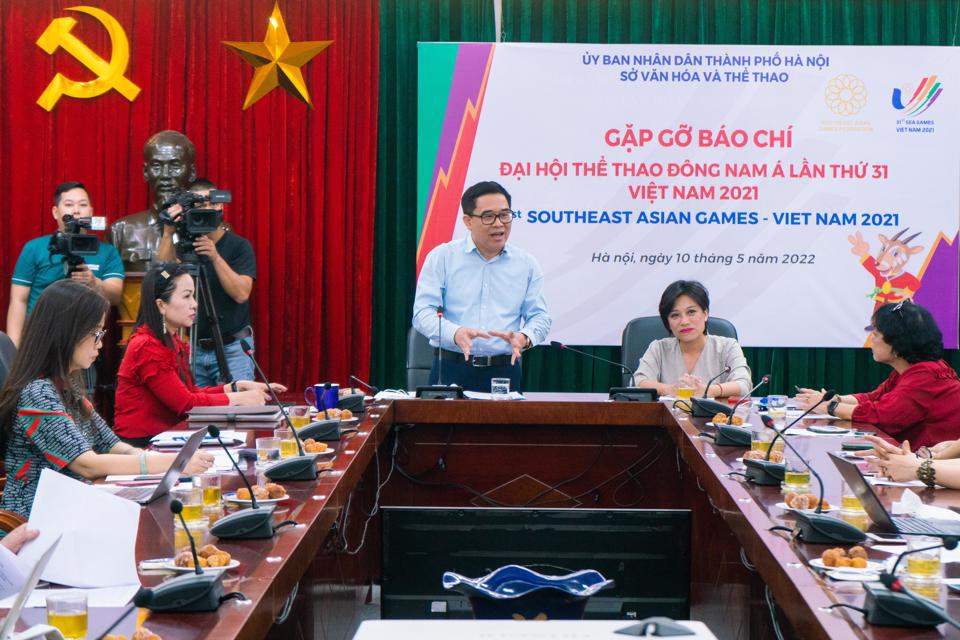 Giám đốc Sở VH&TT Hà Nội Đỗ Đình Hồng trong buổi gặp gỡ báo chí chia sẻ công tác chuẩn bị tổ chức SEA Games 31 của Hà Nội. Ảnh Linh Anh
