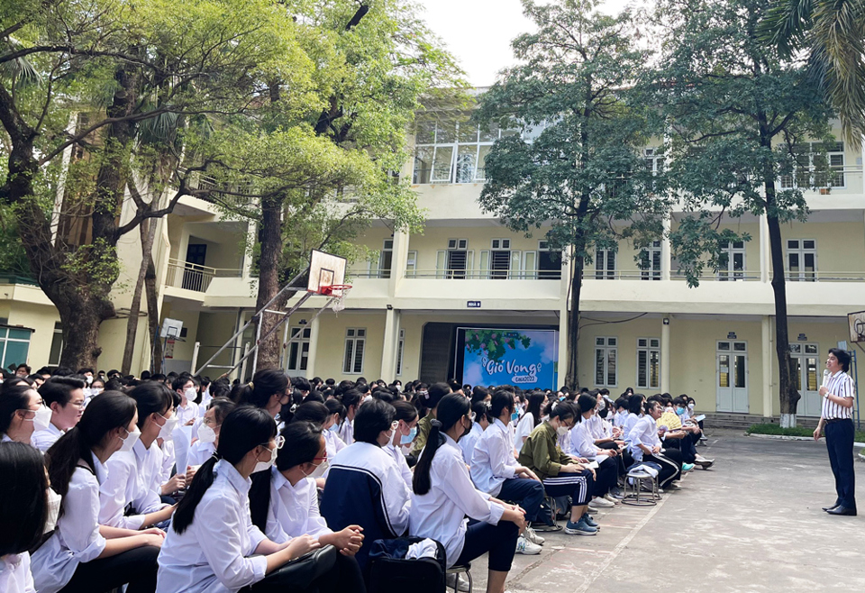 Tiến sĩ Nguyễn Duy Nhi&ecirc;n n&oacute;i chuyện với tr&ecirc;n 700 học sinh trường THPT L&ecirc;n Qu&yacute; Đ&ocirc;n, quận H&agrave; Đ&ocirc;ng trong buổi học ngoại kh&oacute;a t&acirc;m l&yacute; học đường.