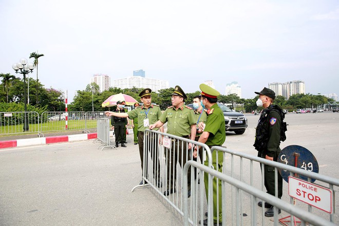 Tại S&acirc;n vận Động Mỹ Đ&igrave;nh, Gi&aacute;m đốc C&ocirc;ng an H&agrave; Nội nghe b&aacute;o c&aacute;o v&agrave; định hướng quan trọng cho từng nhiệm vụ, vị tr&iacute; đảm bảo ANTT tại chỗ v&agrave; từ xa.