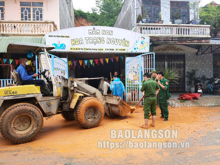 Lực lượng chức năng hỗ trợ cơ sở mầm non ở thị trấn Đồng Đăng, huyện Cao Lộc khắc phục hậu quả do mưa lớn. Ảnh: B&aacute;o Lạng Sơn điện tử