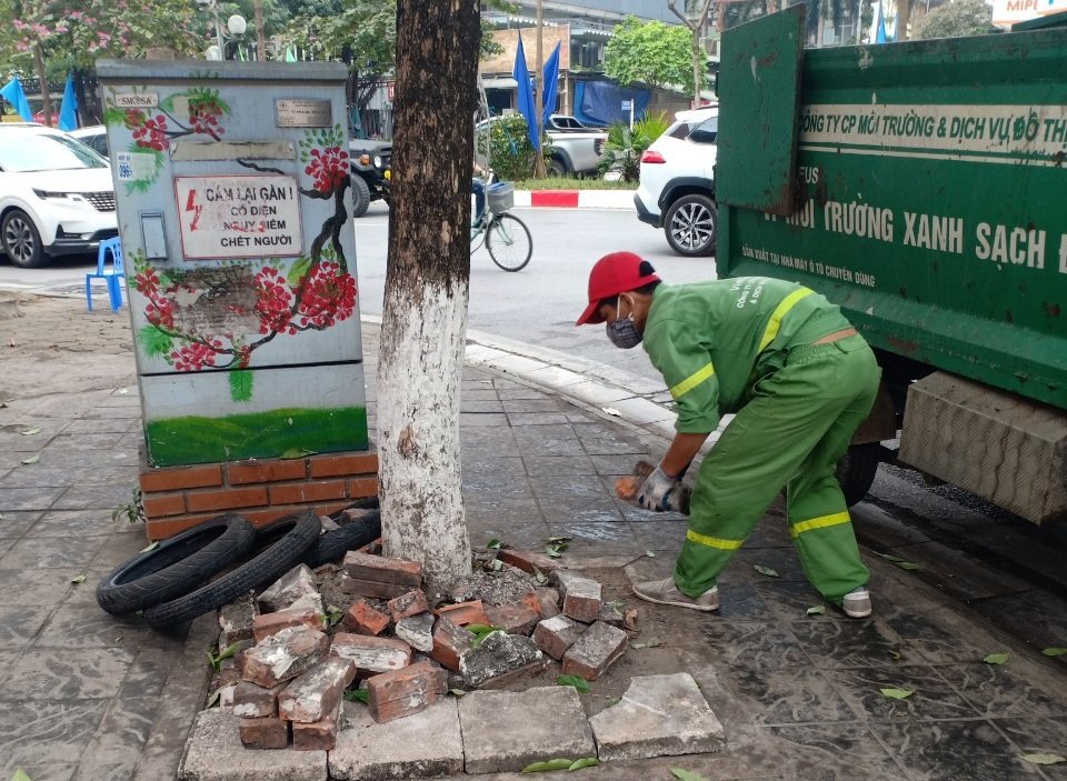 C&ocirc;ng nh&acirc;n vệ sinh m&ocirc;i trường dọn dẹp r&aacute;c thải tồn đọng tr&ecirc;n c&aacute;c tuyến đường nhằm tạo cảnh quan ch&agrave;o mừng SEA Games 31.