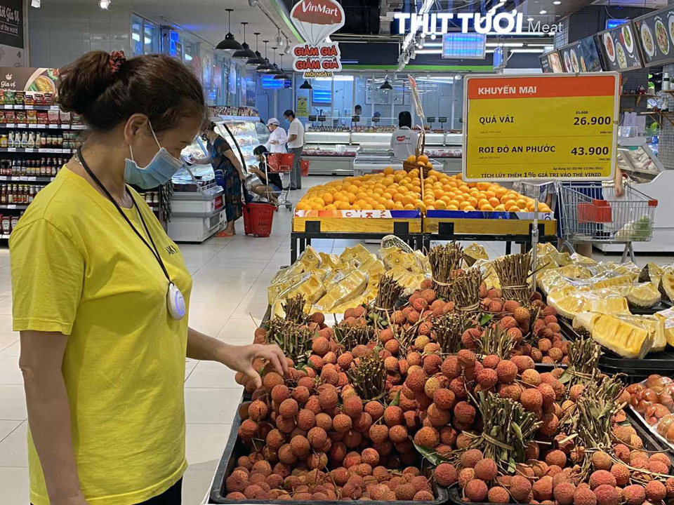 Người ti&ecirc;u d&ugrave;ng mua vải thiều tại si&ecirc;u thị Winmart trong vụ vải 2021