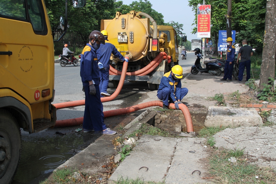 Tại khu vực hầm chui số 3 tuyến Đại lộ Thăng Long - 1 trong 11 điểm trọng điểm về ngập &uacute;ng của TP khi c&oacute; mưa lớn, c&ocirc;ng t&aacute;c nạo v&eacute;t đường cống cũng cơ bản ho&agrave;n th&agrave;nh theo y&ecirc;u cầu đề ra.