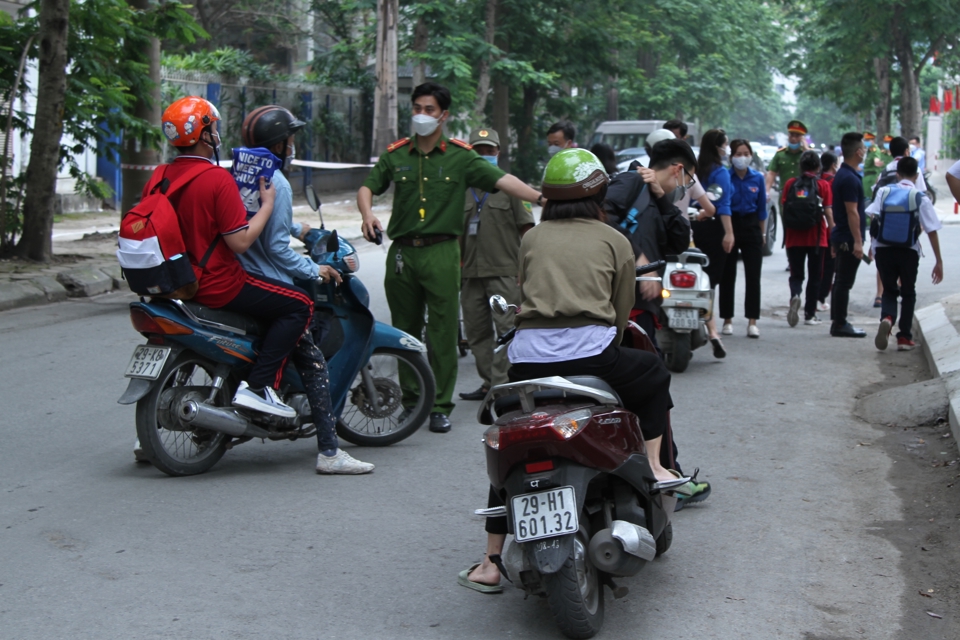 Lực lượng chức năng tổ chức ph&acirc;n luồng giao th&ocirc;ng tại khu vực cổng trường THCS Trần Duy Hưng.