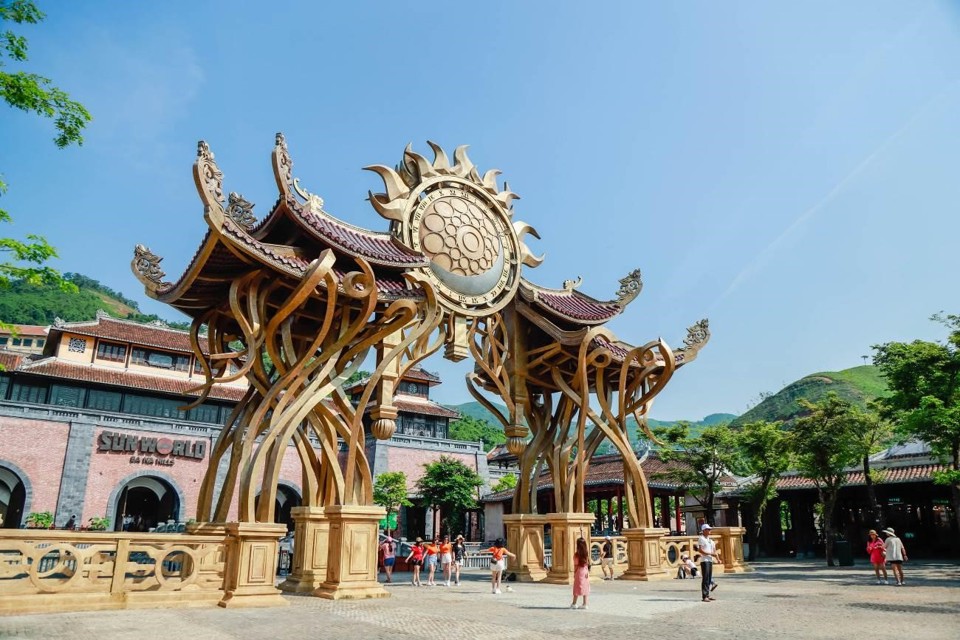 Sun World Ba Na Hills hóa xứ sở của những người khổng lồ  - Ảnh 2