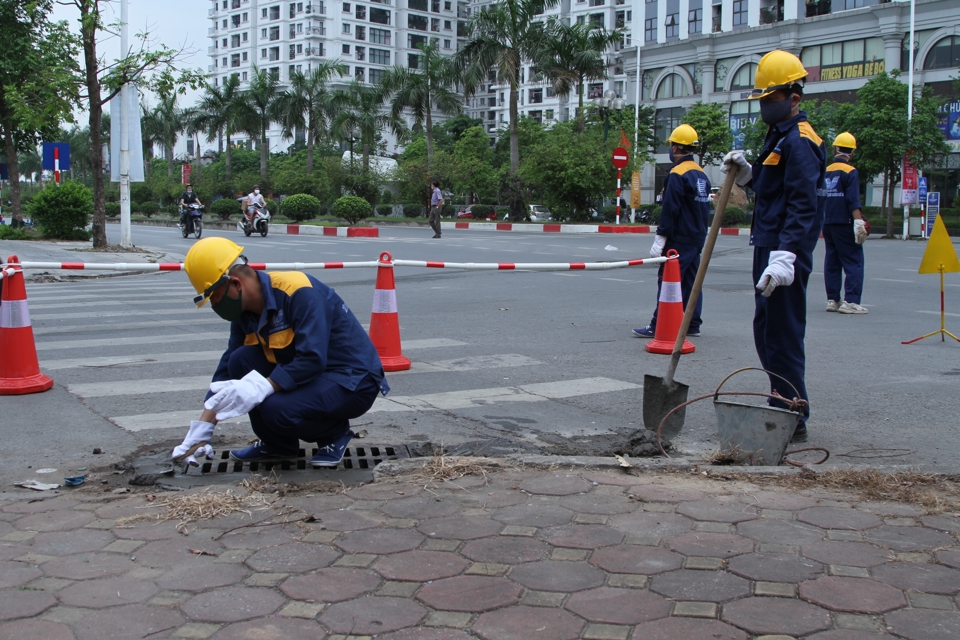 Tr&ecirc;n phố Trần Hữu Dực, c&aacute;c hạng mục như l&aacute;ng lại c&aacute;c tấm đan cũng được c&ocirc;ng nh&acirc;n tho&aacute;t nước thực hiện một c&aacute;ch tỉ mỉ nhằm đảm bảo an to&agrave;n hệ thống tho&aacute;t nước, mỹ quan đ&ocirc; thị.