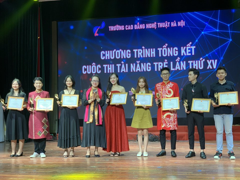 NSƯT Dương Minh Ánh- Hiệu trưởng trường Cao đẳng Nghệ thuật Hà Nội trao giải cho 10 HSSV giải Tài năng