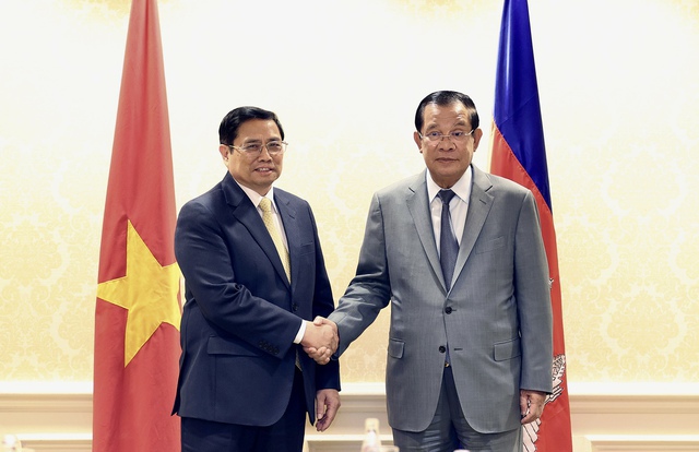 Thủ tướng Phạm Minh Ch&iacute;nh gặp Thủ tướng Hun Sen b&ecirc;n lề Hội nghị cấp cao ASEAN - Mỹ. Ảnh: Baochinhphu