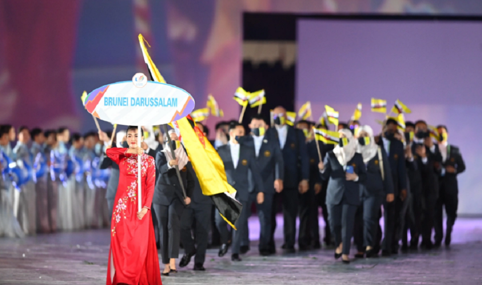 Brunei diễu h&agrave;nh đầu ti&ecirc;n. Tham dự với số lượng 23 vận động vi&ecirc;n, Brunei tham dự 4 tr&ecirc;n tổng số 40 m&ocirc;n thi đấu. Rước cờ l&agrave; vận động vi&ecirc;n pencak silat, Anisah Najihah binti Abdullahm.&nbsp;