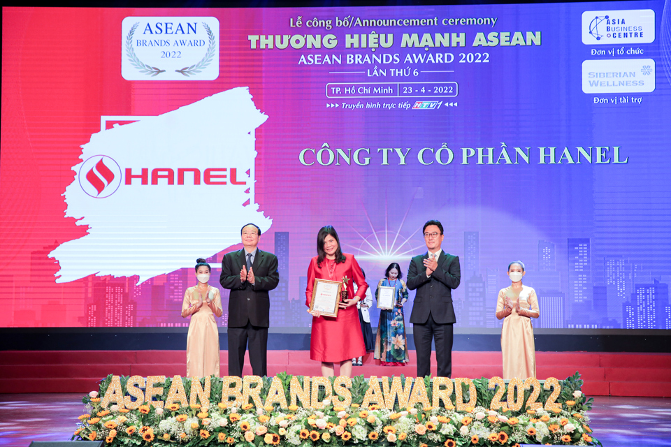 Đại diện Công ty Hanel nhận Giải thưởng“Thương hiệu mạnh ASEAN 2022”.