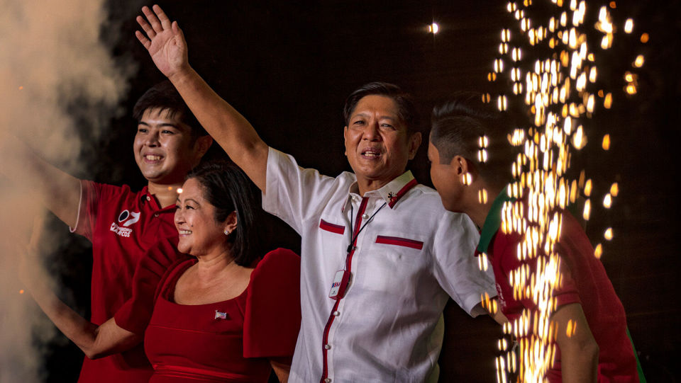 Ferdinand Marcos Jr. cùng gia đình trong buổi vận động tranh cử cuối cùng vào ngày 7/5/2022, tại Manila, Philippines. Ảnh: Getty Images