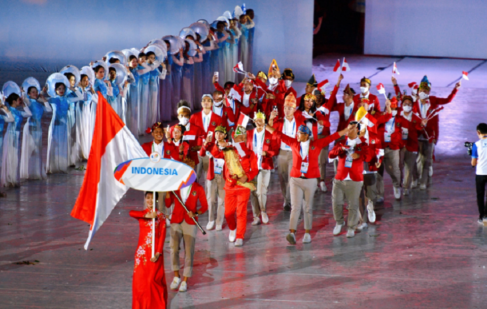 Vận động vi&ecirc;n điền kinh Emilia Nova cầm cờ. Indonesia tham dự với 500 vận động vi&ecirc;n dự tranh huy chương ở 32 trong tổng số 40 m&ocirc;n thể thao.&nbsp;
