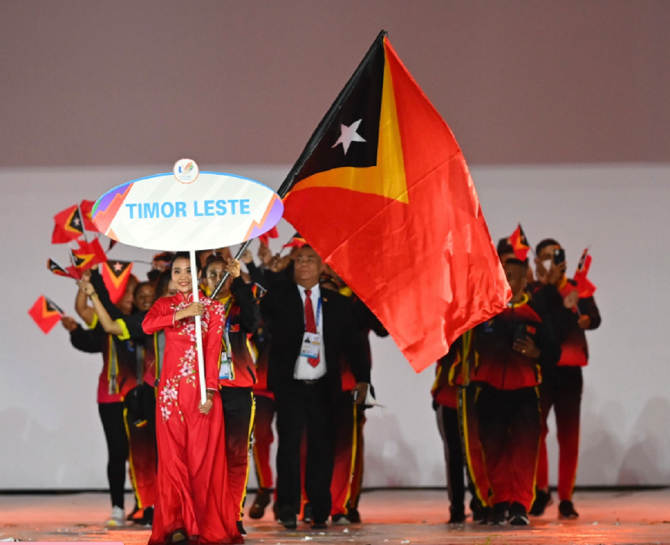 Đo&agrave;n Timor Leste đến với SEA Games 31 lần n&agrave;y với 39 vận động vi&ecirc;n, thi đấu ở 7 m&ocirc;n thể thao. Người cầm l&aacute; cờ của đo&agrave;n l&agrave; vận động vi&ecirc;n taekwondo, Ana Da Costa.