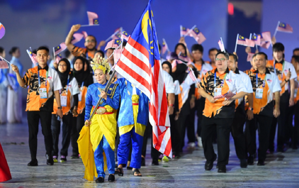 Đo&agrave;n thể thao Malaysia tiến về lễ đ&agrave;i với đại diện của 586 vận động vi&ecirc;n, thi đấu ở 39 trong số 40 m&ocirc;n thể thao. Người rước cờ của đo&agrave;n l&agrave; vận động vi&ecirc;n bộ m&ocirc;n lặn, Nur Dhabitah Sabri.&nbsp;