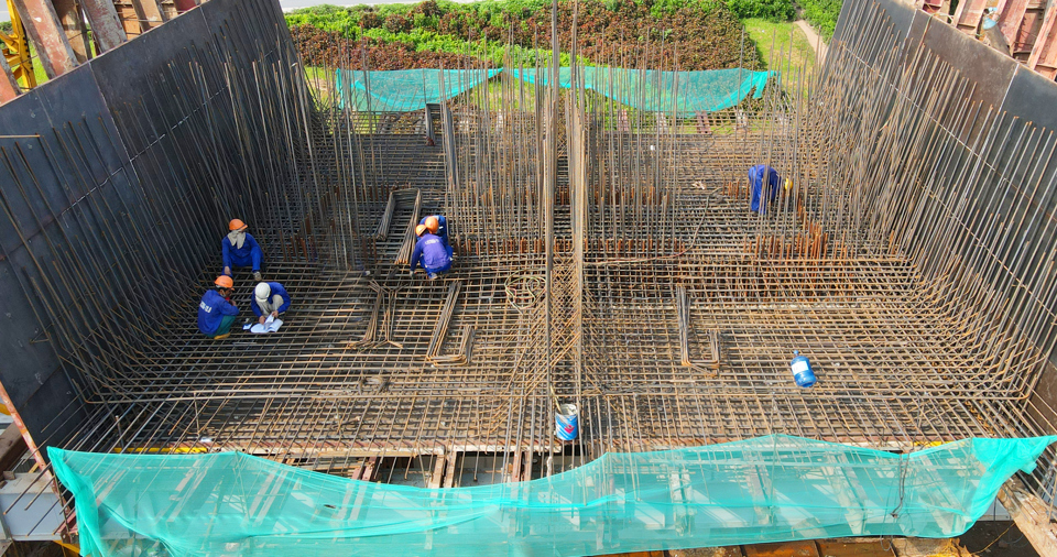 Xi măng, sắt th&eacute;p tăng gi&aacute; đ&atilde; ảnh hưởng kh&ocirc;ng nhỏ đến c&aacute;c doanh nghiệp ng&agrave;nh x&acirc;y dựng. Ảnh: Phạm H&ugrave;ng &nbsp;