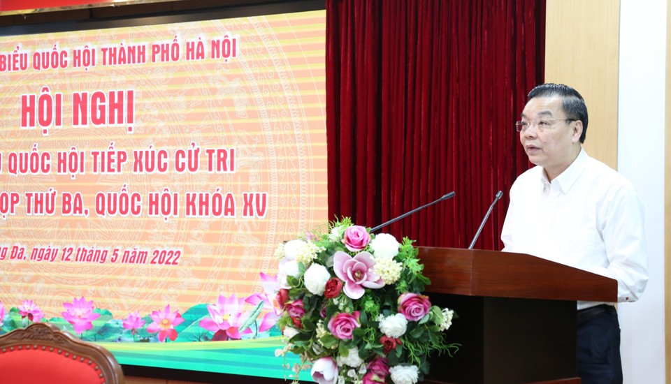 Chủ tịch UBND TP H&agrave; Nội Chu Ngọc Anh trao đổi, trả lời kiến nghị của cử tri tại hội nghị.