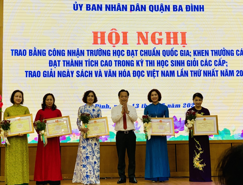 Giám đốc Sở GD&ĐT Hà Nội Trần Thế Cương trao Bằng công nhận trường chuẩn quốc gia mức độ 2 cho 5 trường học thuộc quận Ba Đình