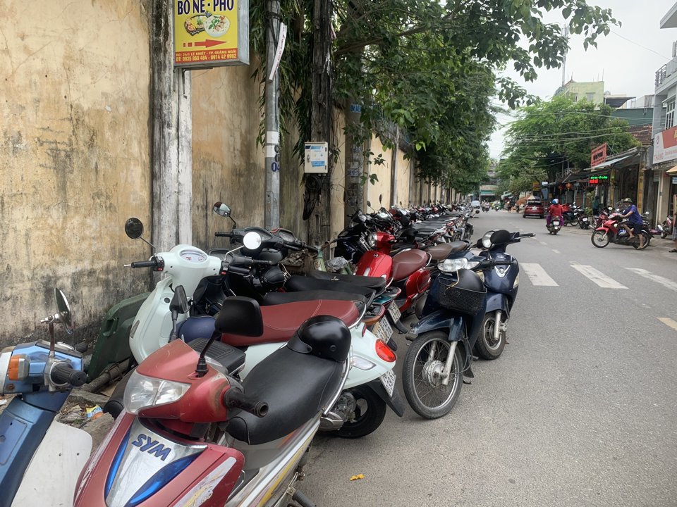 Một điểm giữ xe gần trường THPT Trần Quốc Tuấn.