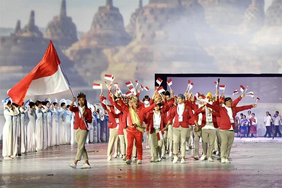 Vận động vi&ecirc;n điền kinh Emilia Nova cầm cờ. Indonesia tham dự với 500 vận động vi&ecirc;n dự tranh huy chương ở 32 trong tổng số 40 m&ocirc;n thể thao.&nbsp;