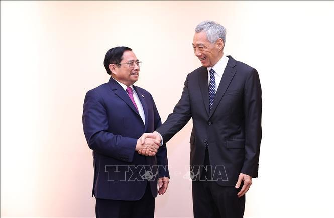 Thủ tướng Phạm Minh Ch&iacute;nh gặp Thủ tướng Singapore L&yacute; Hiển Long. Ảnh: TTXVN