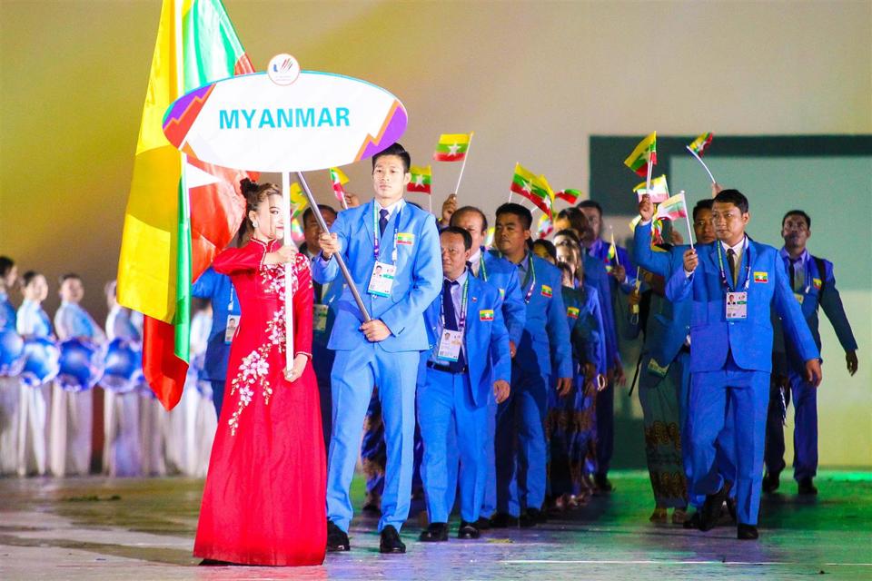 Đo&agrave;n Myanmar đi qua lễ đ&agrave;i với đại diện của 298 vận động vi&ecirc;n, thi đấu ở 21 trong số 40 m&ocirc;n thể thao. Người rước cờ của đo&agrave;n l&agrave; vận động vi&ecirc;n bộ m&ocirc;n cầu m&acirc;y Aung Thu Min.