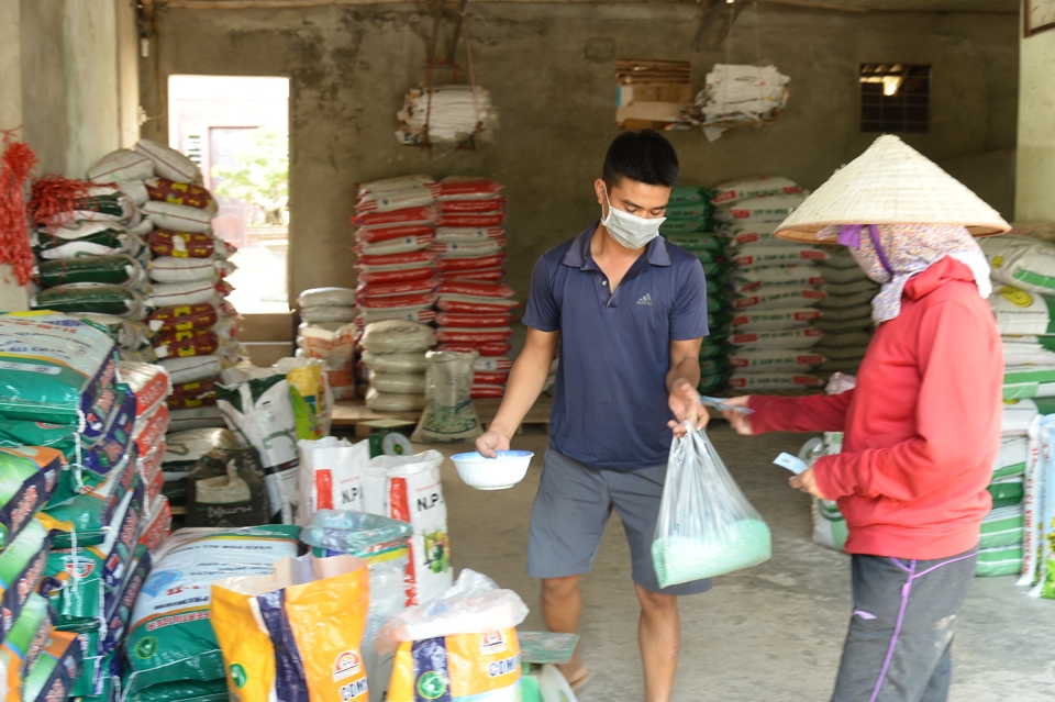 Mua bán phân bón tại một cửa hàng trên địa bàn huyệnGia Lâm. Ảnh: Phạm Hùng