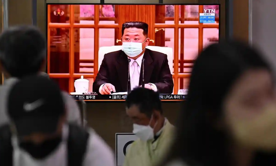 Lần đầu nh&agrave; l&atilde;nh đạo Triều Ti&ecirc;n Kim Jong-un đeo khẩu trang xuất hiện tr&ecirc;n truyền h&igrave;nh để ra lệnh phong tỏa to&agrave;n quốc. Ảnh: AFP