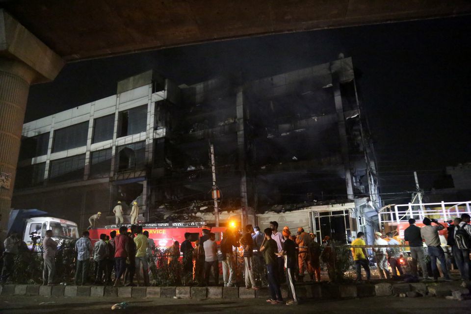 Ch&aacute;y t&ograve;a nh&agrave; thương mại 4 tầng ở Ấn Độ khiến 27 người chết, h&agrave;ng chục người bị bỏng. Ảnh: Reuters