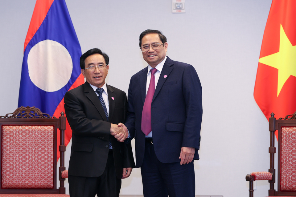 Thủ tướng Phạm Minh Chính gặp Thủ tướng Lào Phankham Viphavanh - Ảnh 1