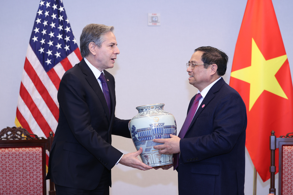 Thủ tướng Phạm Minh Ch&iacute;nh tặng Ngoại trưởng Blinken chiếc b&igrave;nh gốm men lam, sản phẩm truyền thống của Việt Nam - Ảnh: VGP/Nhật Bắc