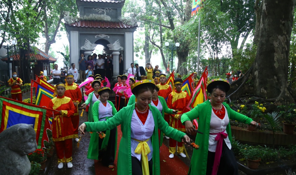 Lễ d&acirc;ng hương tại tượng đ&agrave;i khu di t&iacute;ch tưởng niệm Vua L&ecirc; diễn ra trong 1 ng&agrave;y, 15 th&aacute;ng 5 năm 2022 (tức ng&agrave;y 15 th&aacute;ng 4 năm Nh&acirc;m Dần)