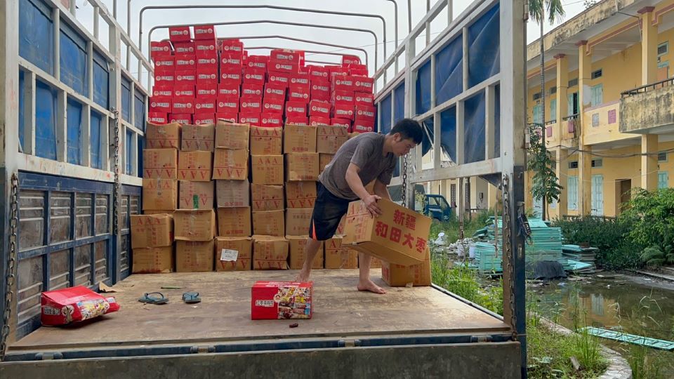 Hà Nội: Tạm giữ 1000 thùng bánh bông lan và nhiều thực phẩm nghi nhập lậu - Ảnh 1