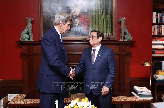 Thủ tướng Phạm Minh Ch&iacute;nh v&agrave; &ocirc;ng John Kerry, Đặc ph&aacute;i vi&ecirc;n của Tổng thống về viến đổi kh&iacute; hậu. Ảnh: TTXVN